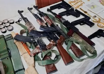 10 thieves with fake AK rifles, pistols held in J&K