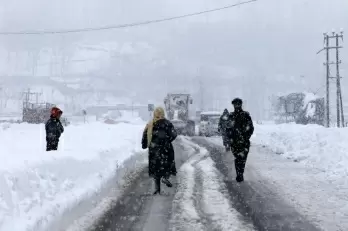 2 killed after being trapped in snow in J&K's Anantnag