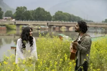 'Jhoome' celebrates idea of diehard old-school romance: Kashmiri singer Rahi Sayed