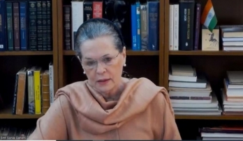 Sonia to chair meeting with Cong CMs, Mamata & Uddhav