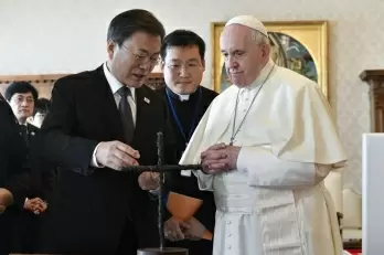 Moon asks Pope Francis to visit N.Korea