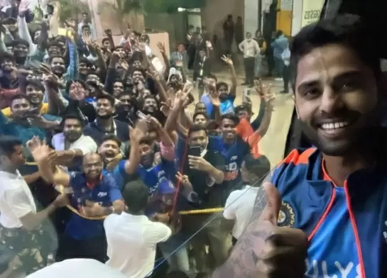 Indian cricket team gets rousing welcome at Thiruvananthapuram airport