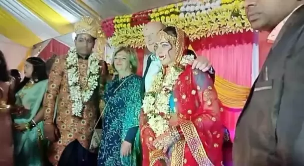 The Weekend Leader - Bihar man marries French girl, netizens love their  inter-racial wedding pictures